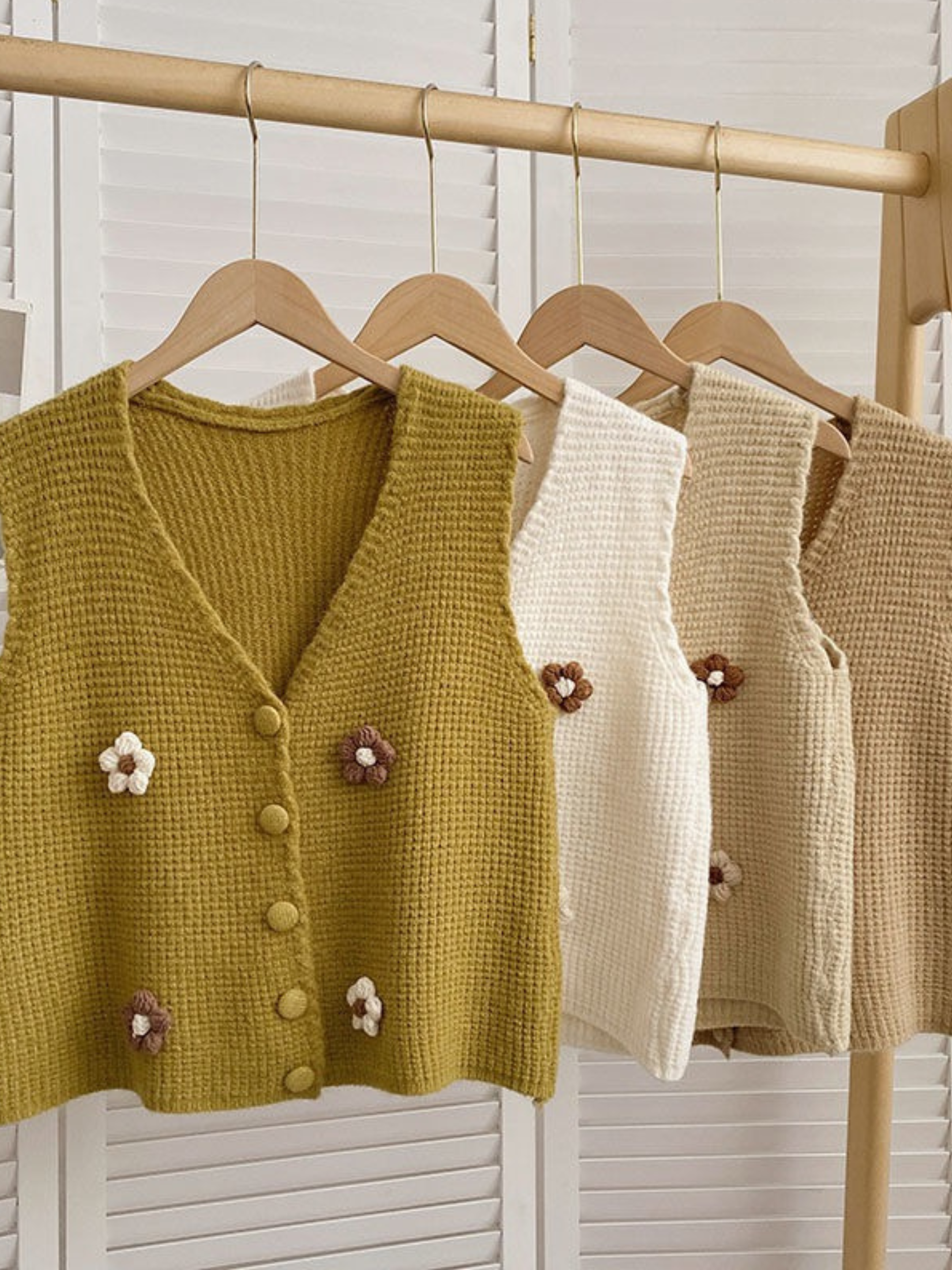 FLOWER APPLIQUE CHUNKY KNIT VEST