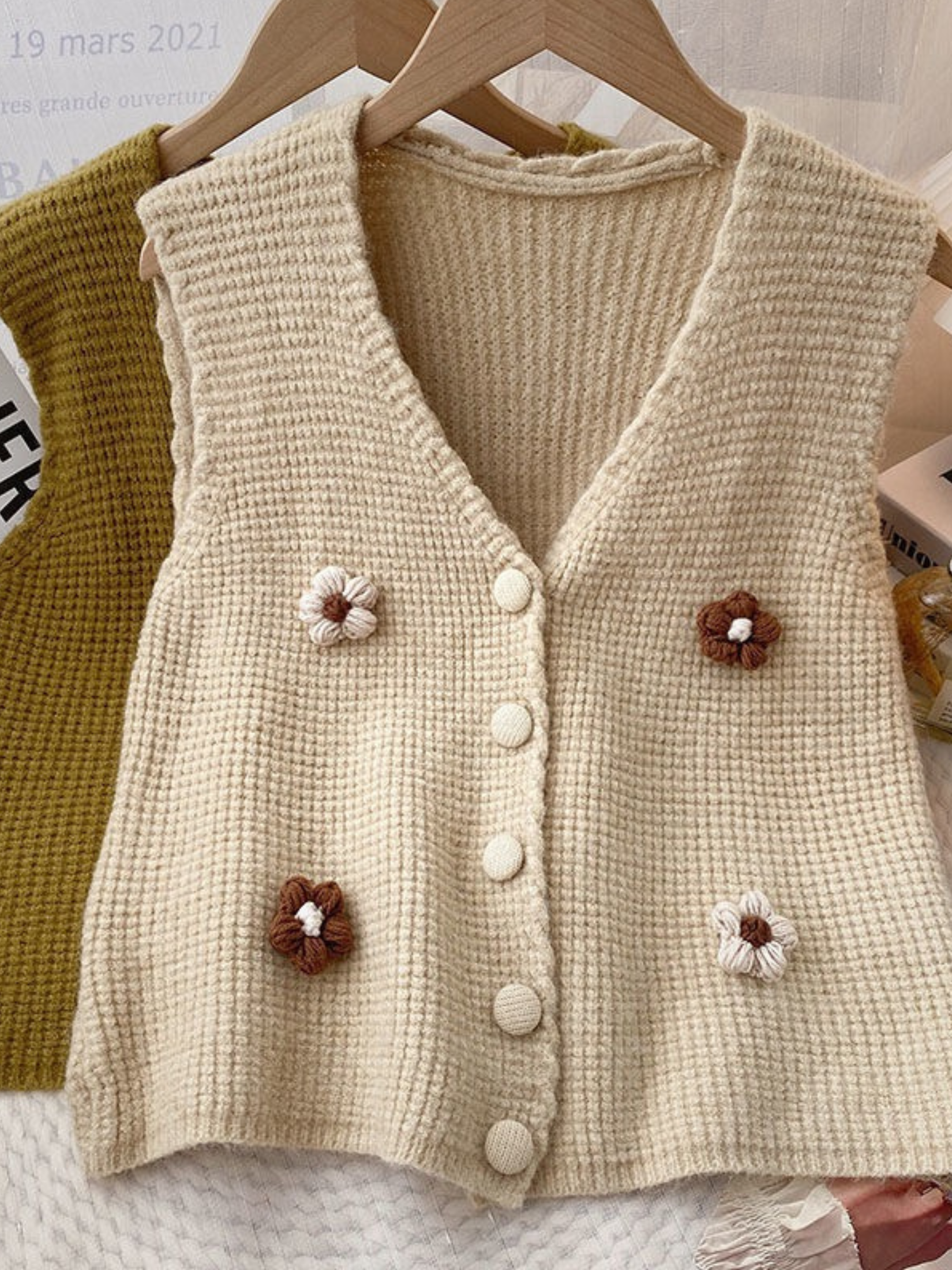 FLOWER APPLIQUE CHUNKY KNIT VEST